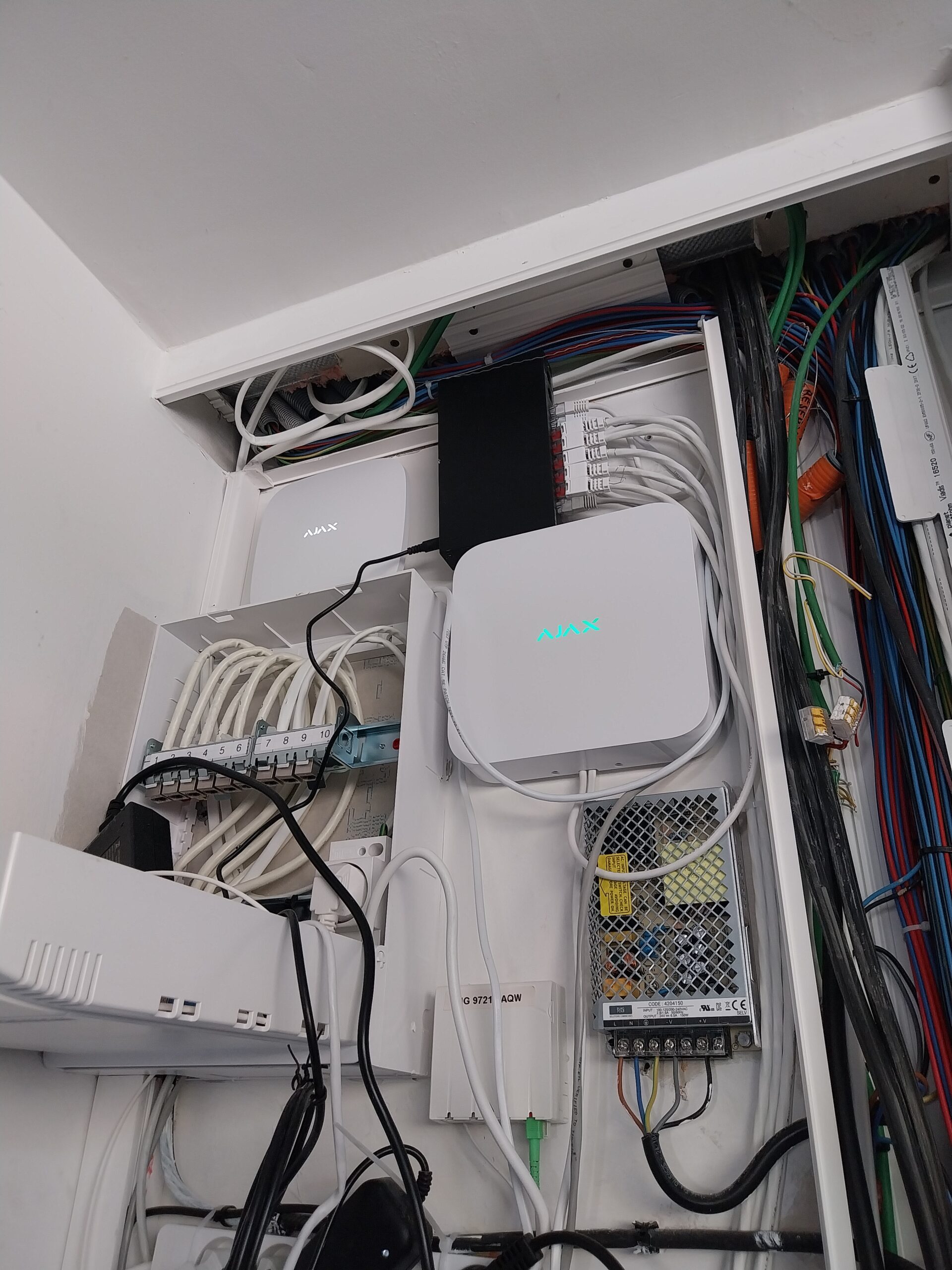 20250807_093833 Chauffe-eau électriques reliés à des conduites d'eau industrielles